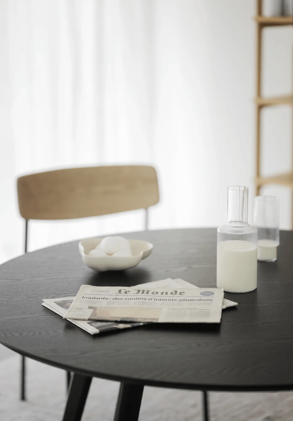 Yumi söögilaud ümar 115 must peitsitud saar