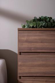 Pisipilt: Sata kummut nr. 23. 92cm 4 sahtlit pruun, sokkel