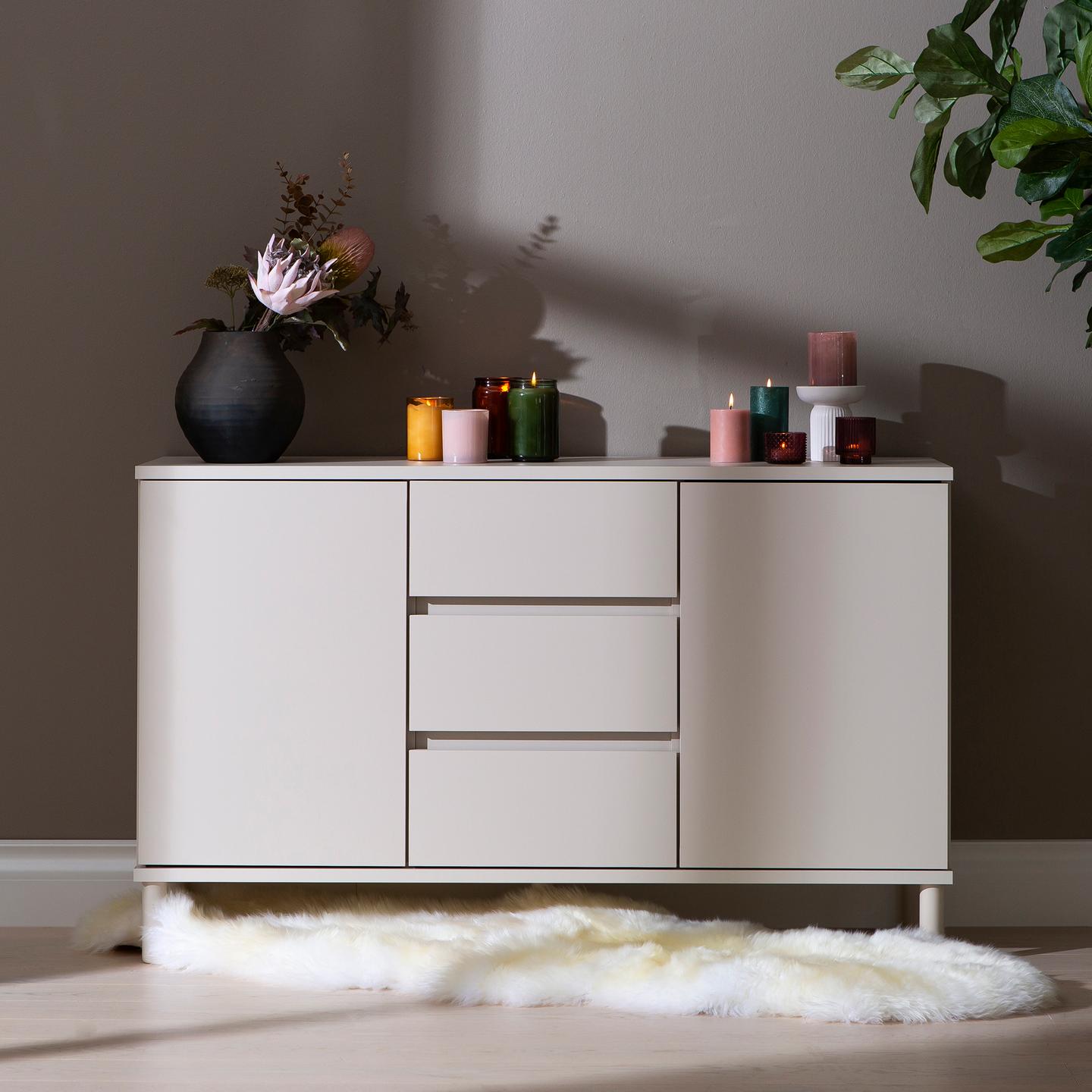 Sata puhvetkapp nr. 53. 138cm 2 ust + 3 sahtlit greige, ümar jalg