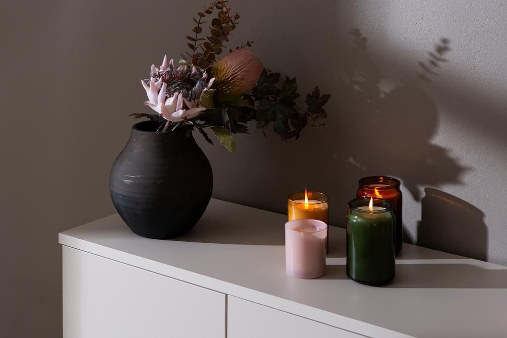 Sata puhvetkapp nr. 53. 138cm 2 ust + 3 sahtlit greige, ümar jalg