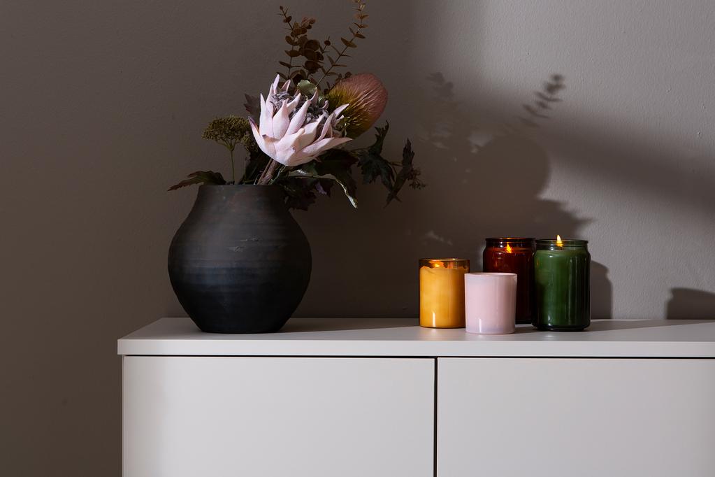 Sata puhvetkapp nr. 53. 138cm 2 ust + 3 sahtlit greige, ümar jalg