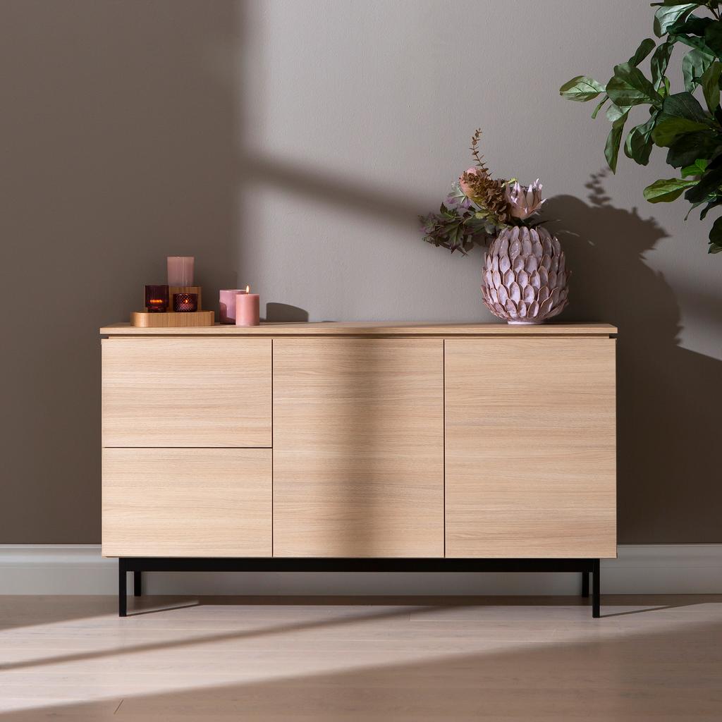 Lakeus puhvetkapp nr. 5. 148 cm topeltkaanega hele tamm, metallist sokkeljalg