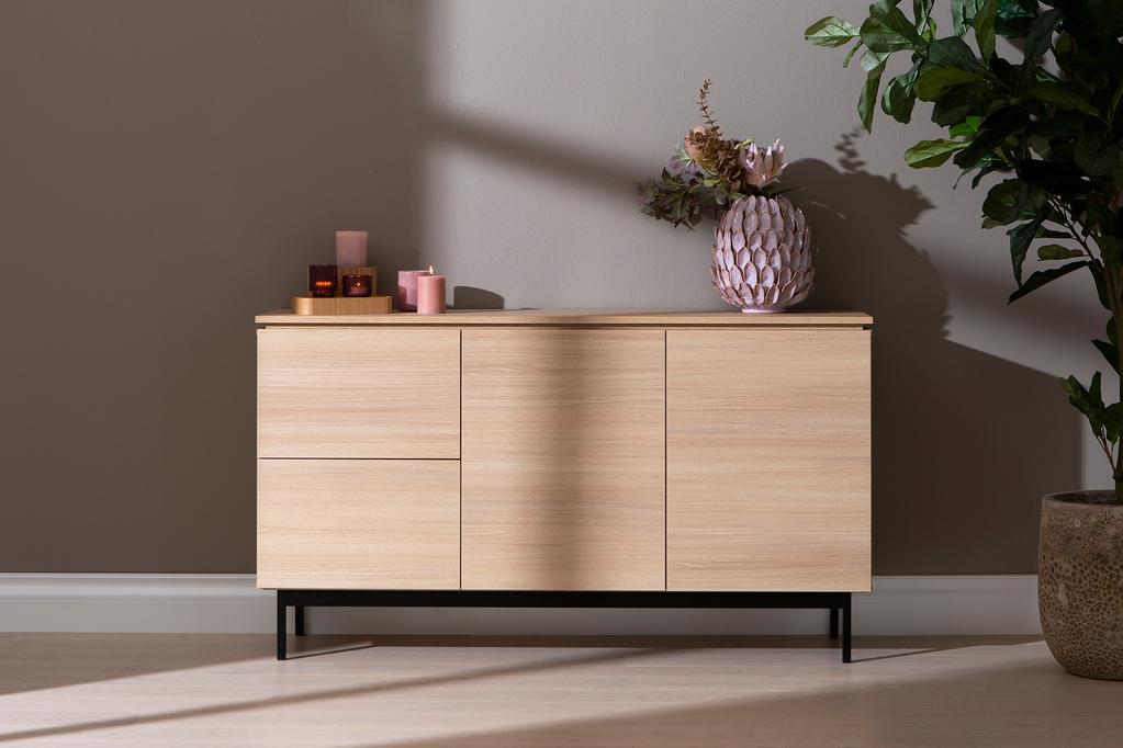 Lakeus puhvetkapp nr. 5. 148 cm topeltkaanega hele tamm, metallist sokkeljalg