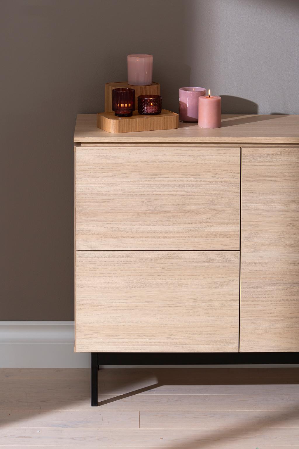 Lakeus puhvetkapp nr. 5. 148 cm topeltkaanega hele tamm, metallist sokkeljalg