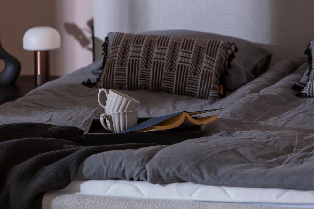 Lucia voodiraam + vedrumadratst (2 x 80cm) + moon silver standard kattemadrats, 160x200cm