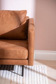 Pisipilt: Copenhagen 3-kohaline diivan (vasak), Essenza 04, konjak (sis. must metalljalg)