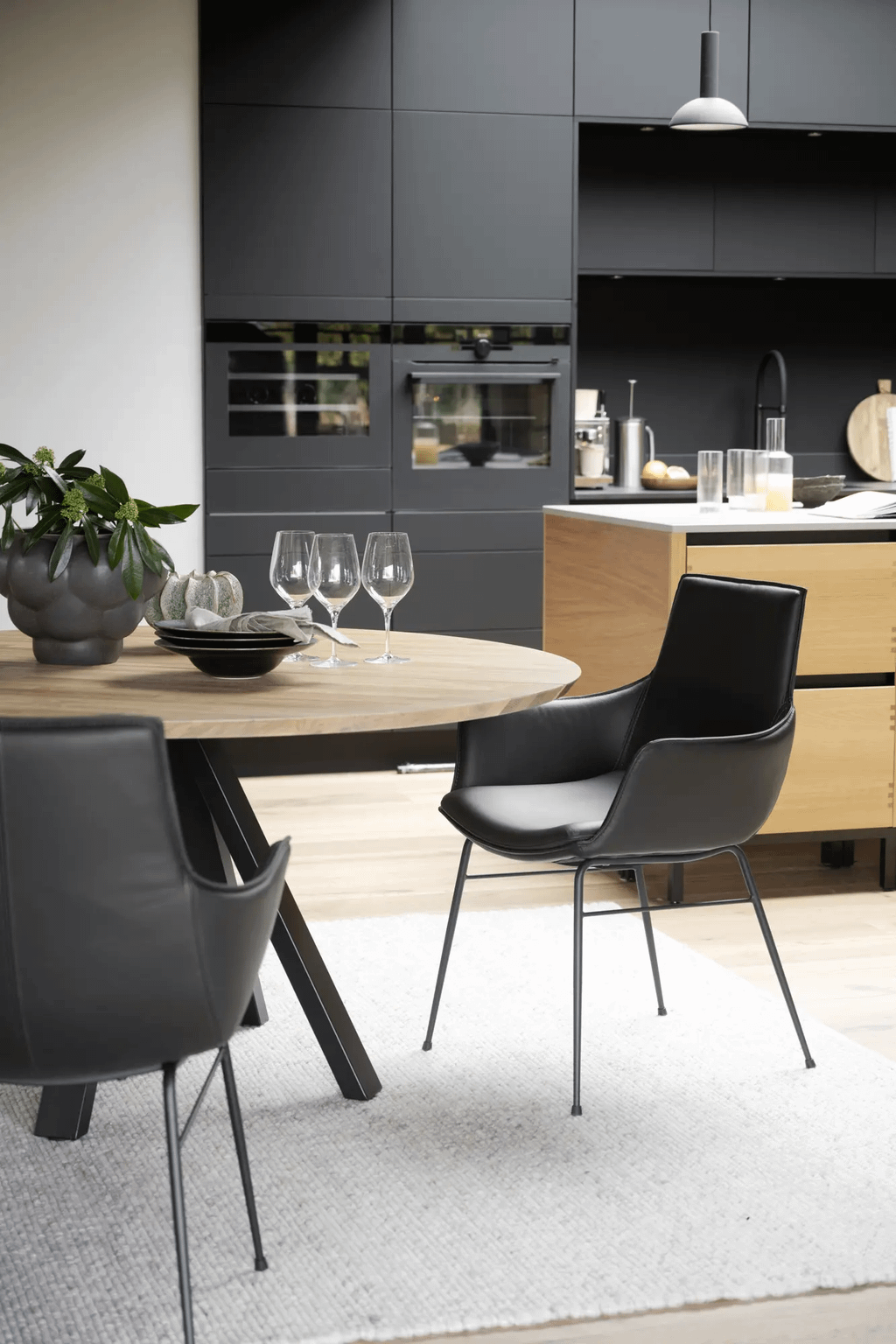 Carradale söögilaud tamm/must