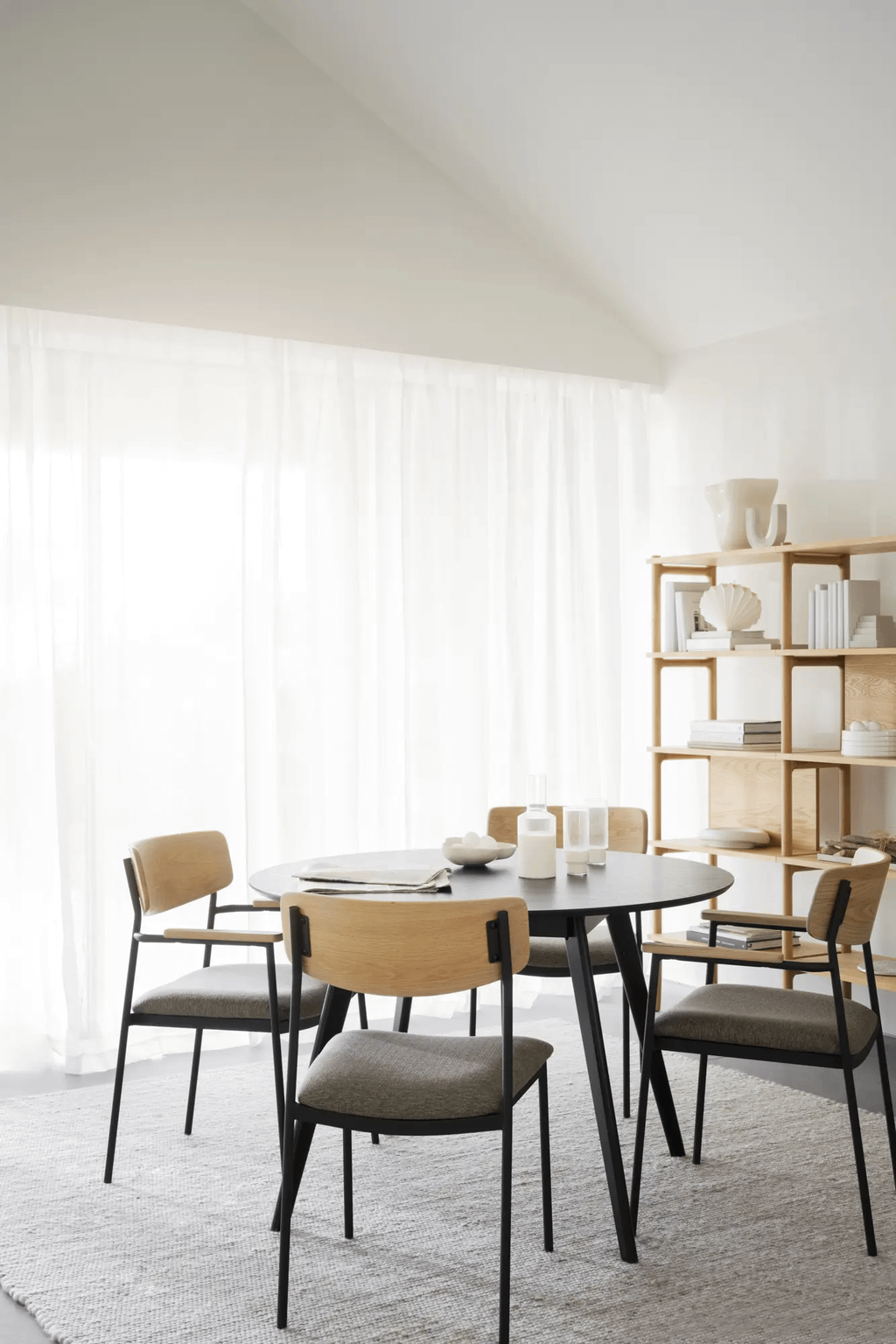 Yumi söögilaud ümar 115 must peitsitud saar