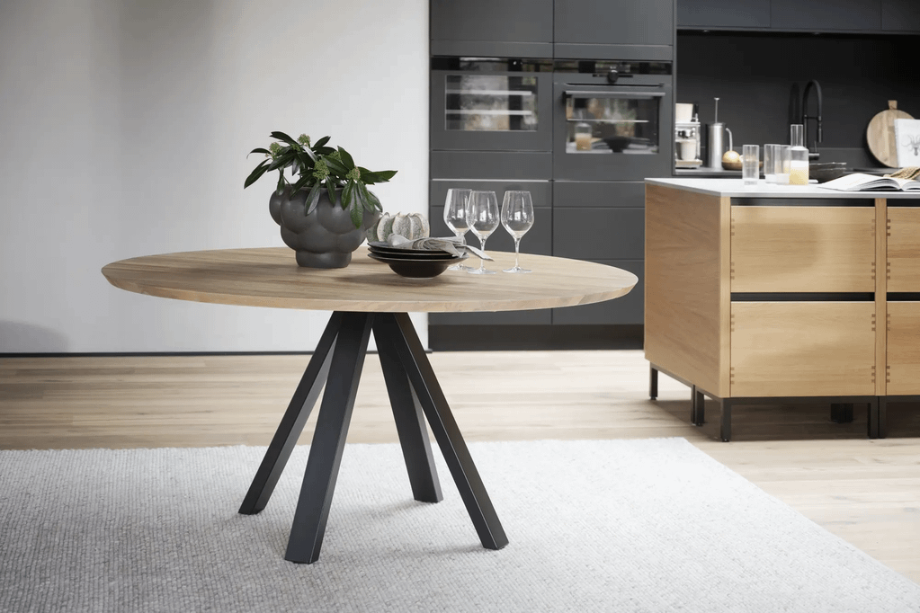 Carradale söögilaud tamm/must