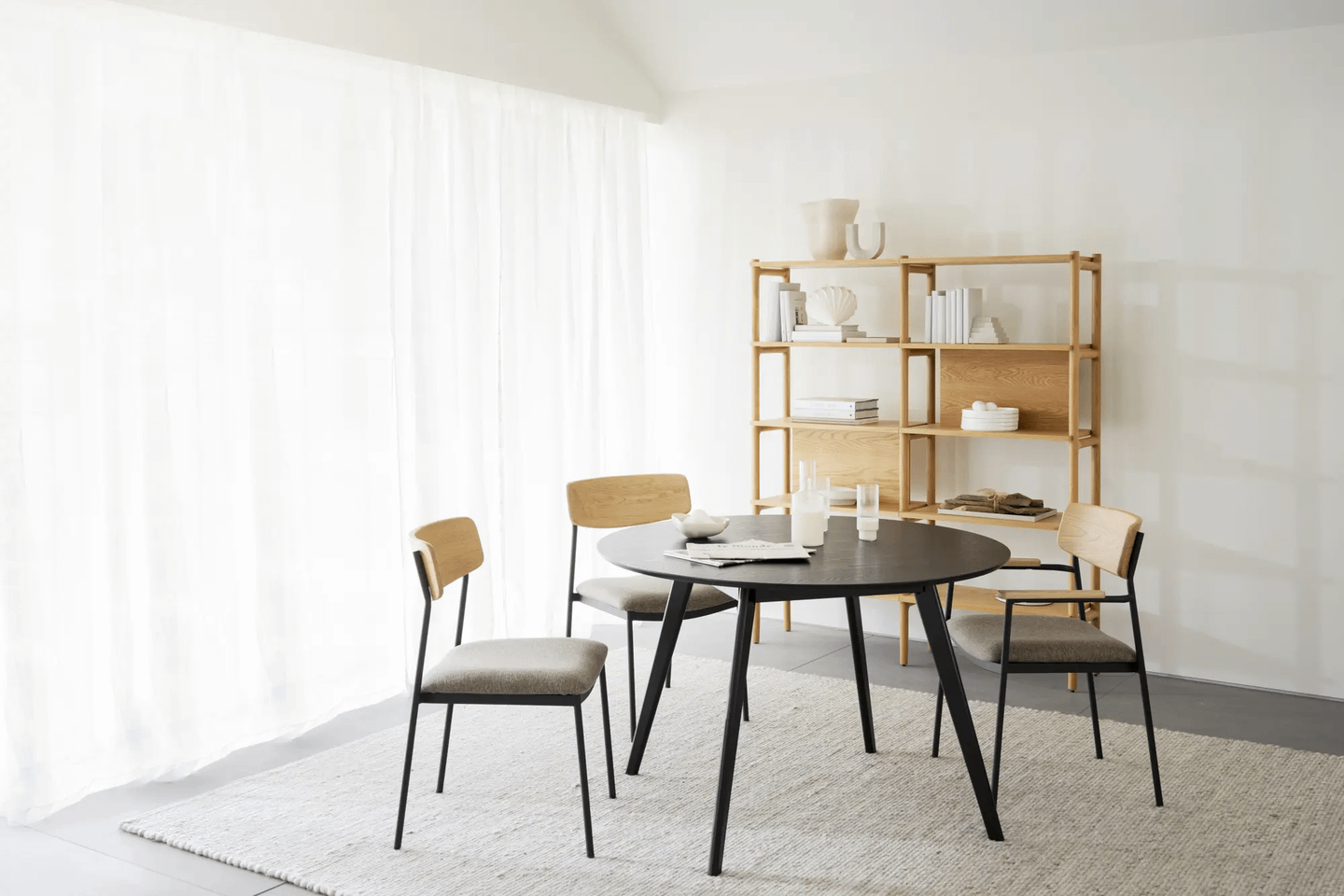 Yumi söögilaud ümar 115 must peitsitud saar