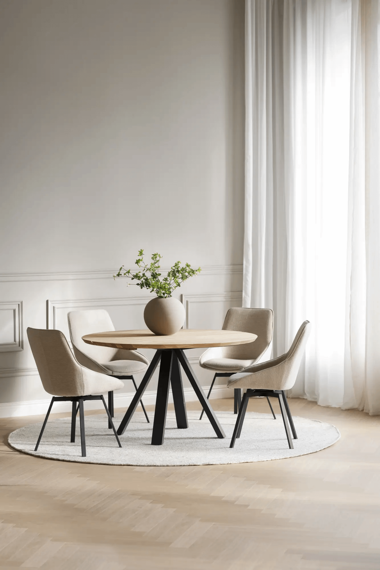 Carradale söögilaud tamm/must