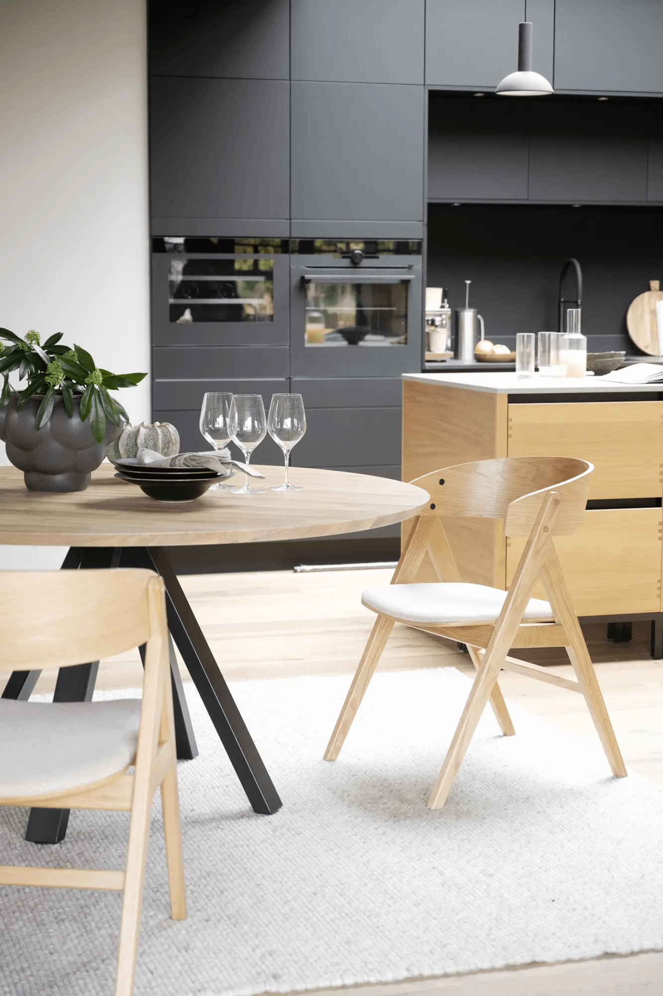 Carradale söögilaud tamm/must