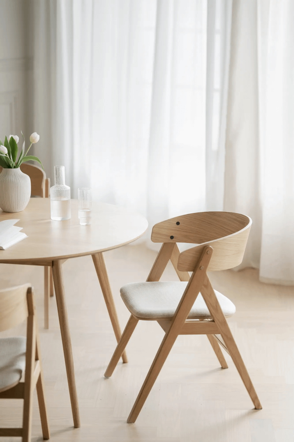 Yumi söögilaud ümar 115 lakitud tamm