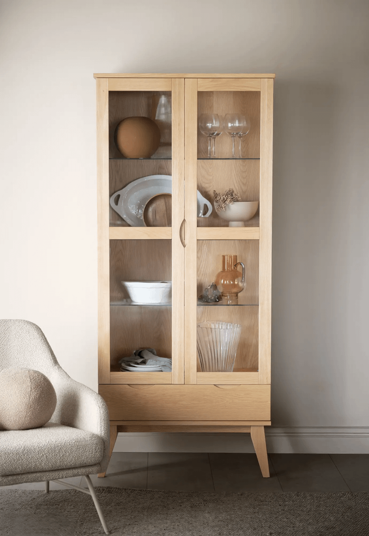 Filippa glass cabinet 2D+1drw oak