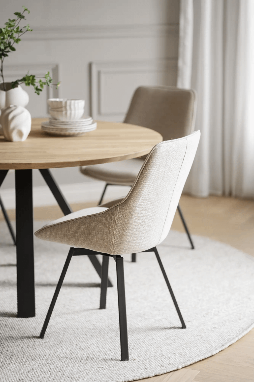 Carradale söögilaud tamm/must