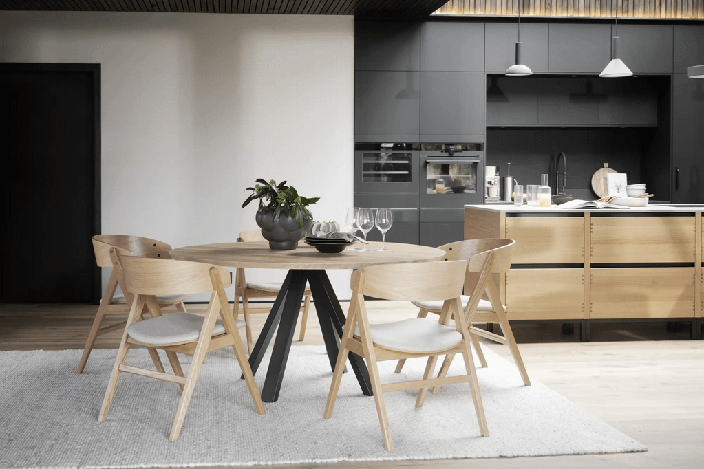 Carradale söögilaud tamm/must