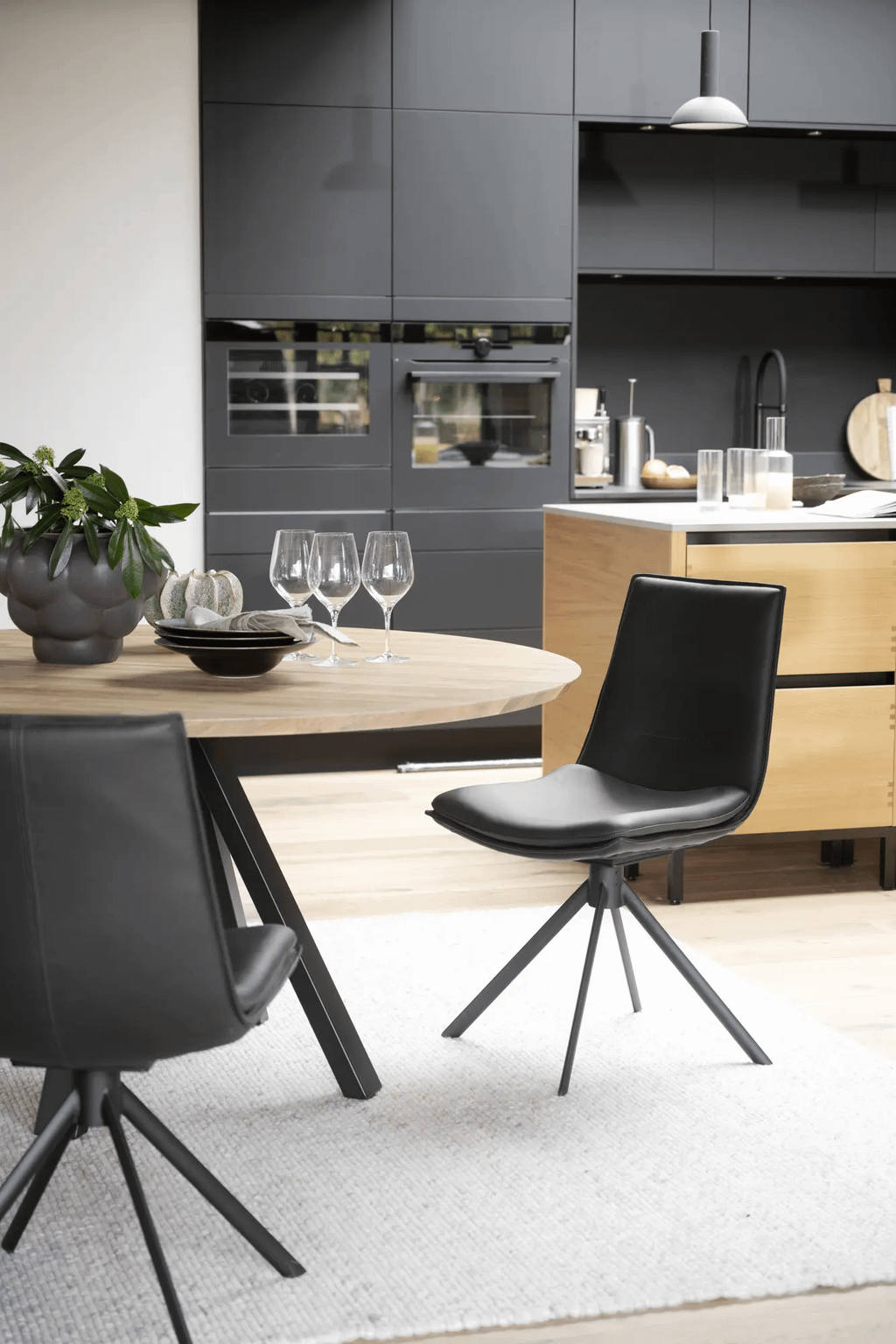 Carradale söögilaud tamm/must