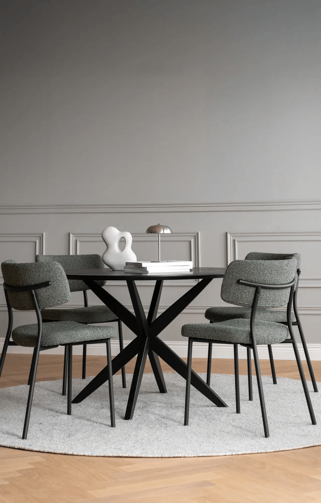 Calverton söögilaud must