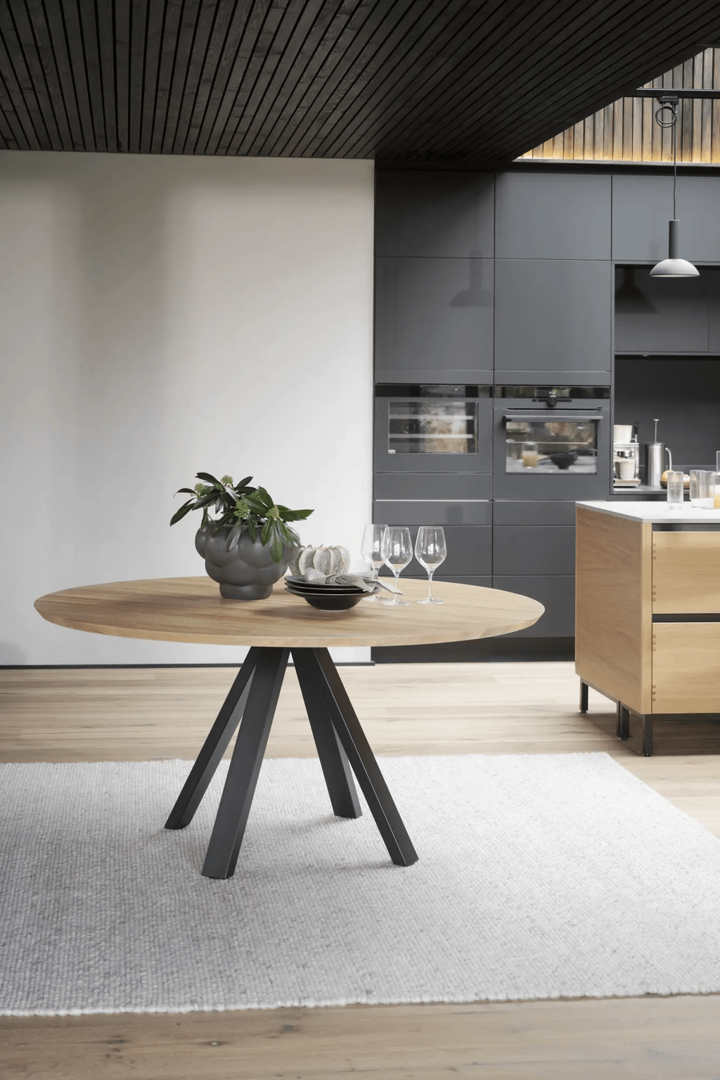 Carradale söögilaud tamm/must