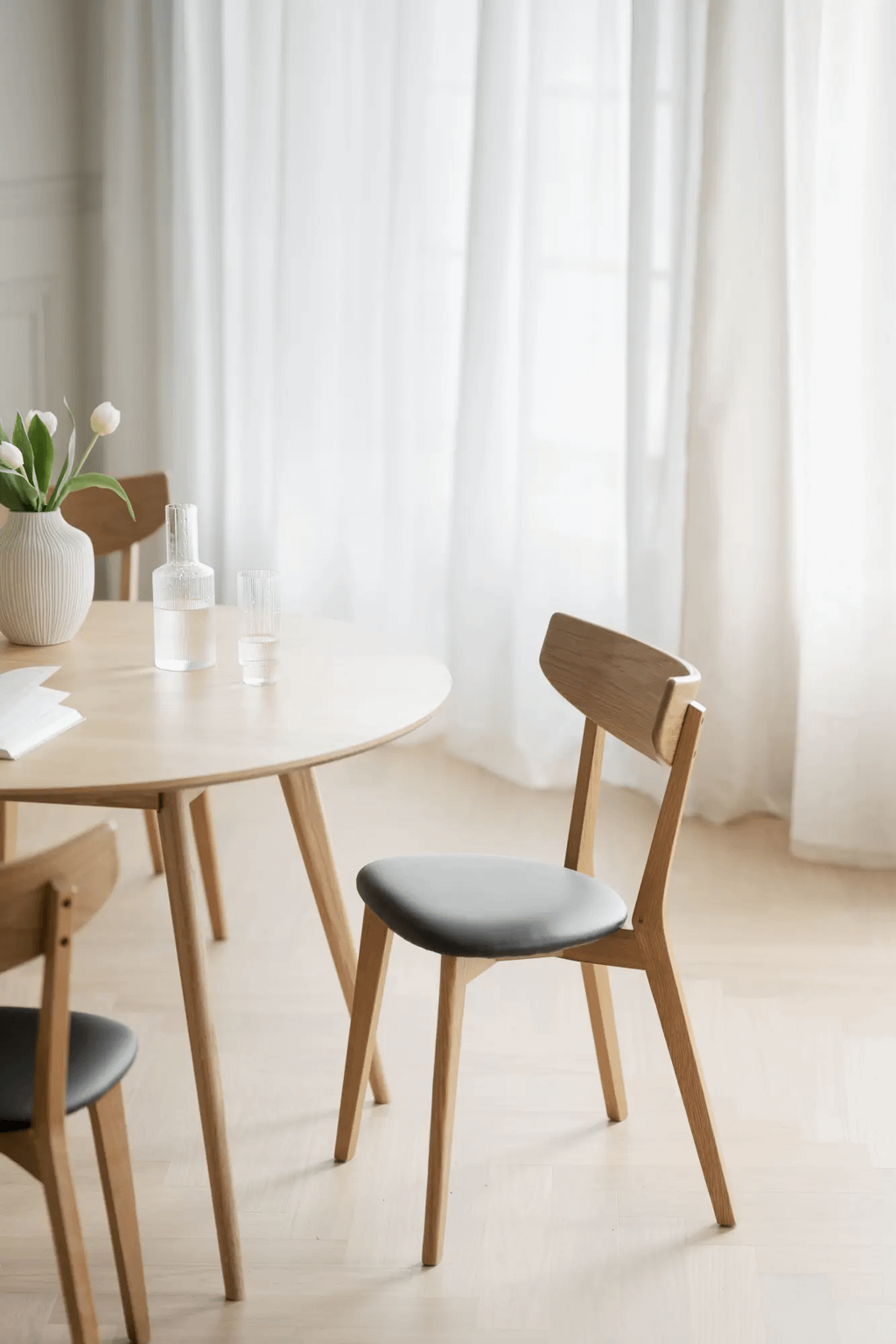 Yumi söögilaud ümar 115 lakitud tamm