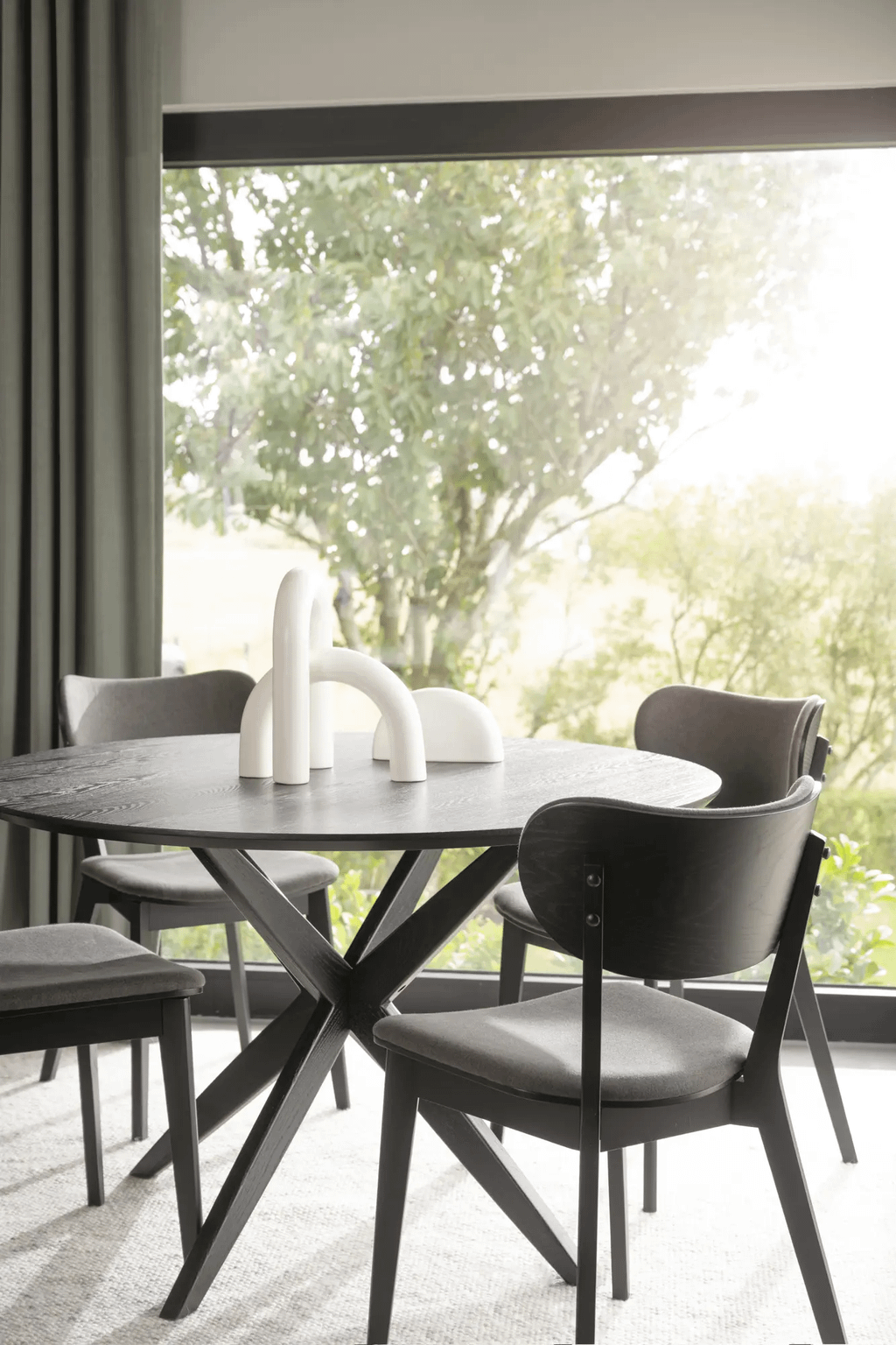 Calverton söögilaud must