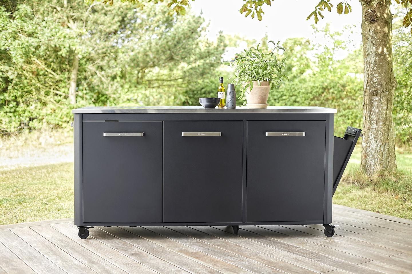 Cozze kolme uksega väliköök