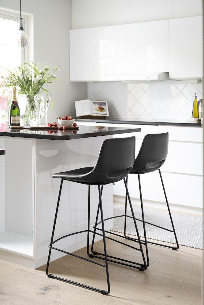 Manning baaritool must PU/must metall jalad