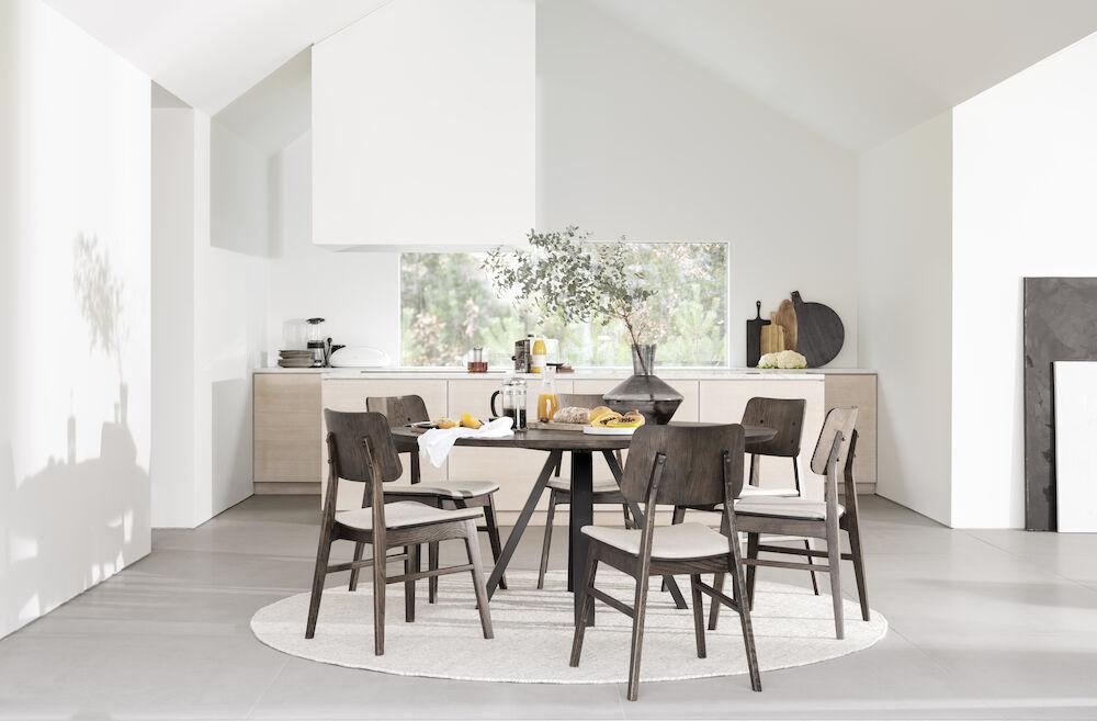 Carradale söögilaud Ø150 pruun tamm/V-jalg must